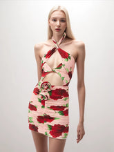 Robe moulante moulante à col suspendu avec plis ajourés et fleurs
